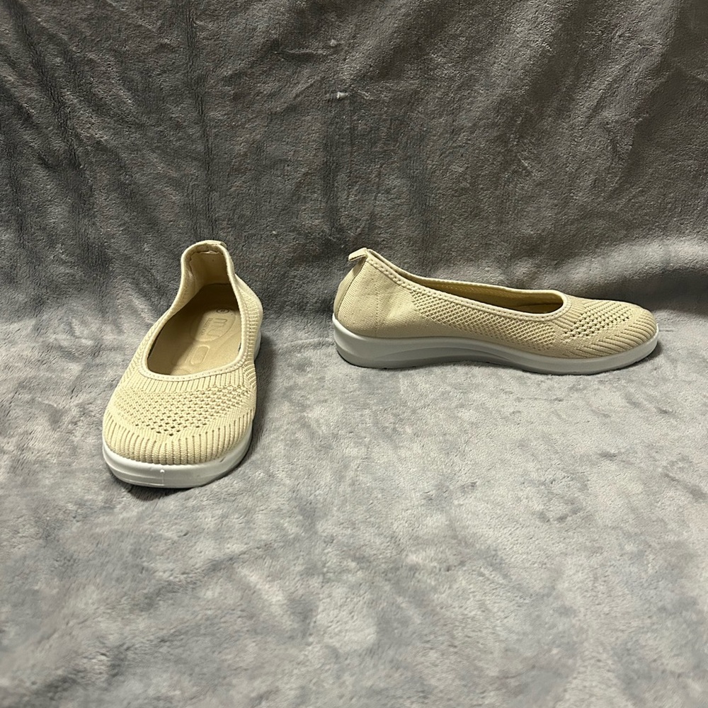 Womens Musshoe beige light brown slip on Flats Shoes size 8